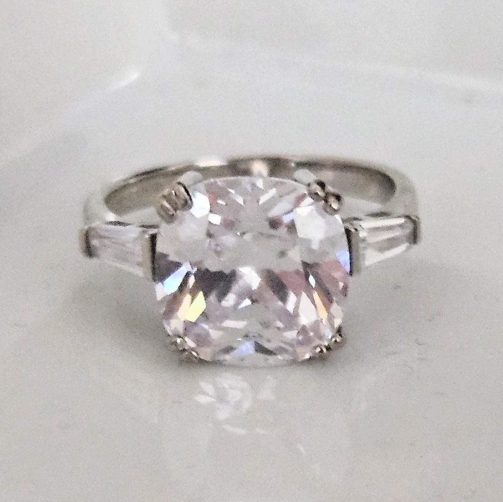 BELLA LUCE DIAMOND SIMULANT SOLITAIRE RING SIZE 8 - Picture 5 of 6